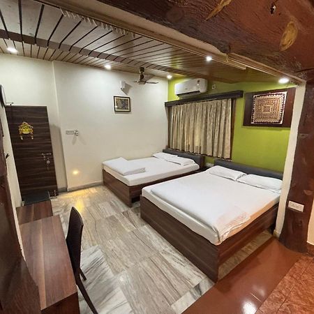 Om Sai Villa Guesthouse Колката Екстериор снимка