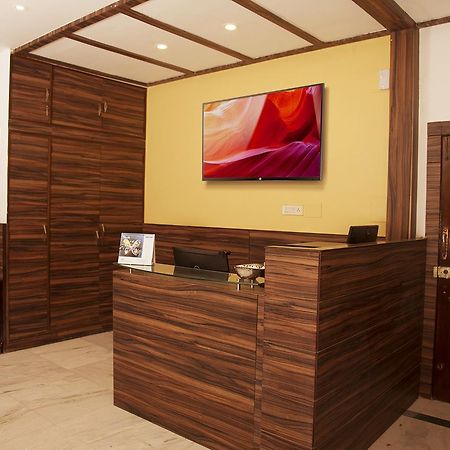 Om Sai Villa Guesthouse Колката Екстериор снимка