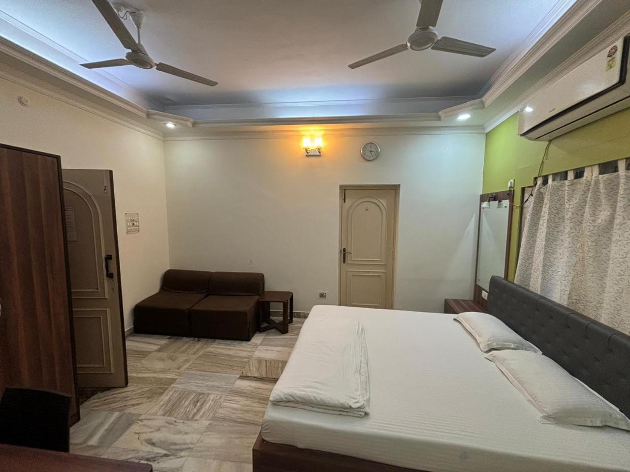Om Sai Villa Guesthouse Колката Екстериор снимка