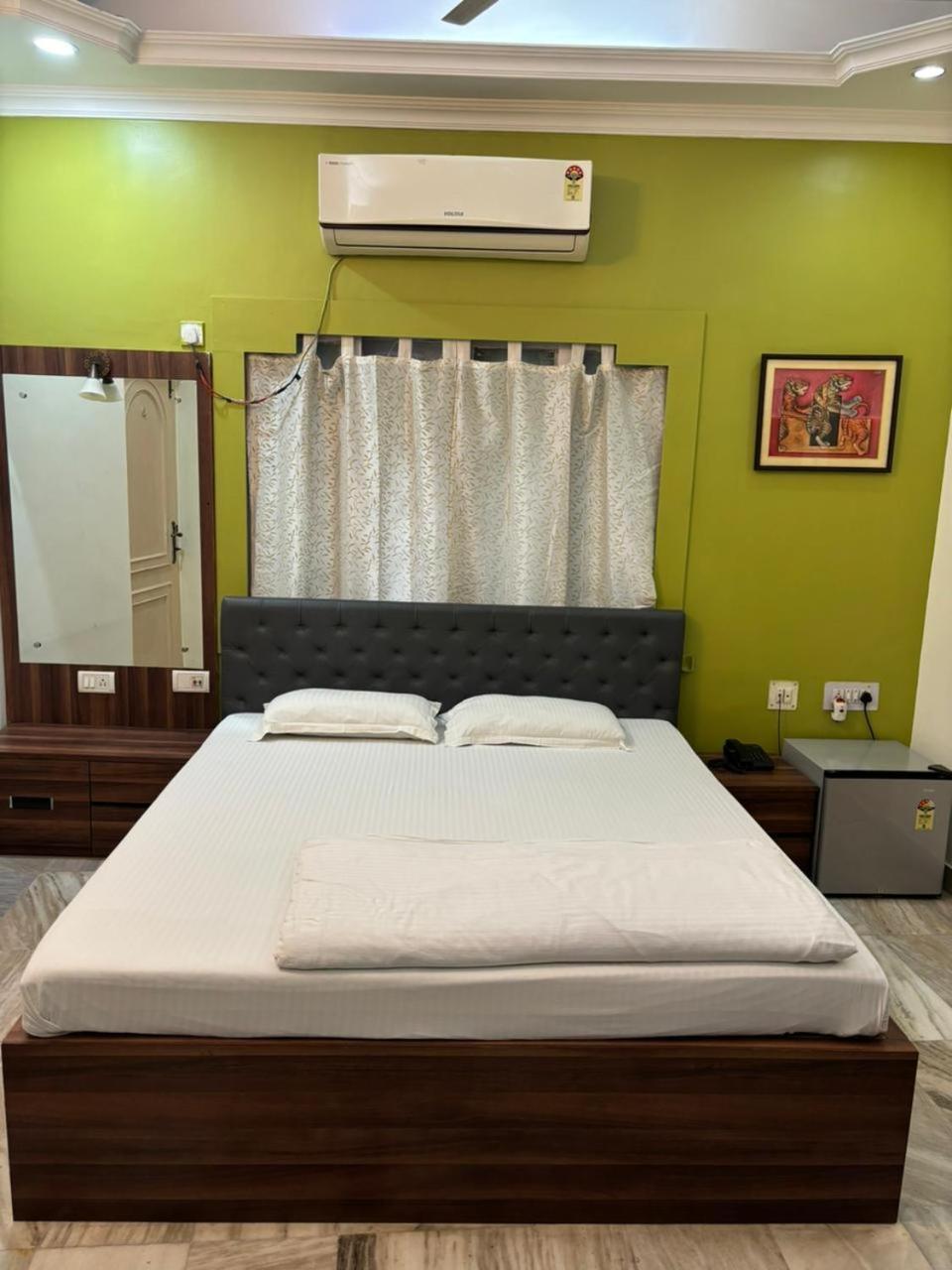 Om Sai Villa Guesthouse Колката Екстериор снимка