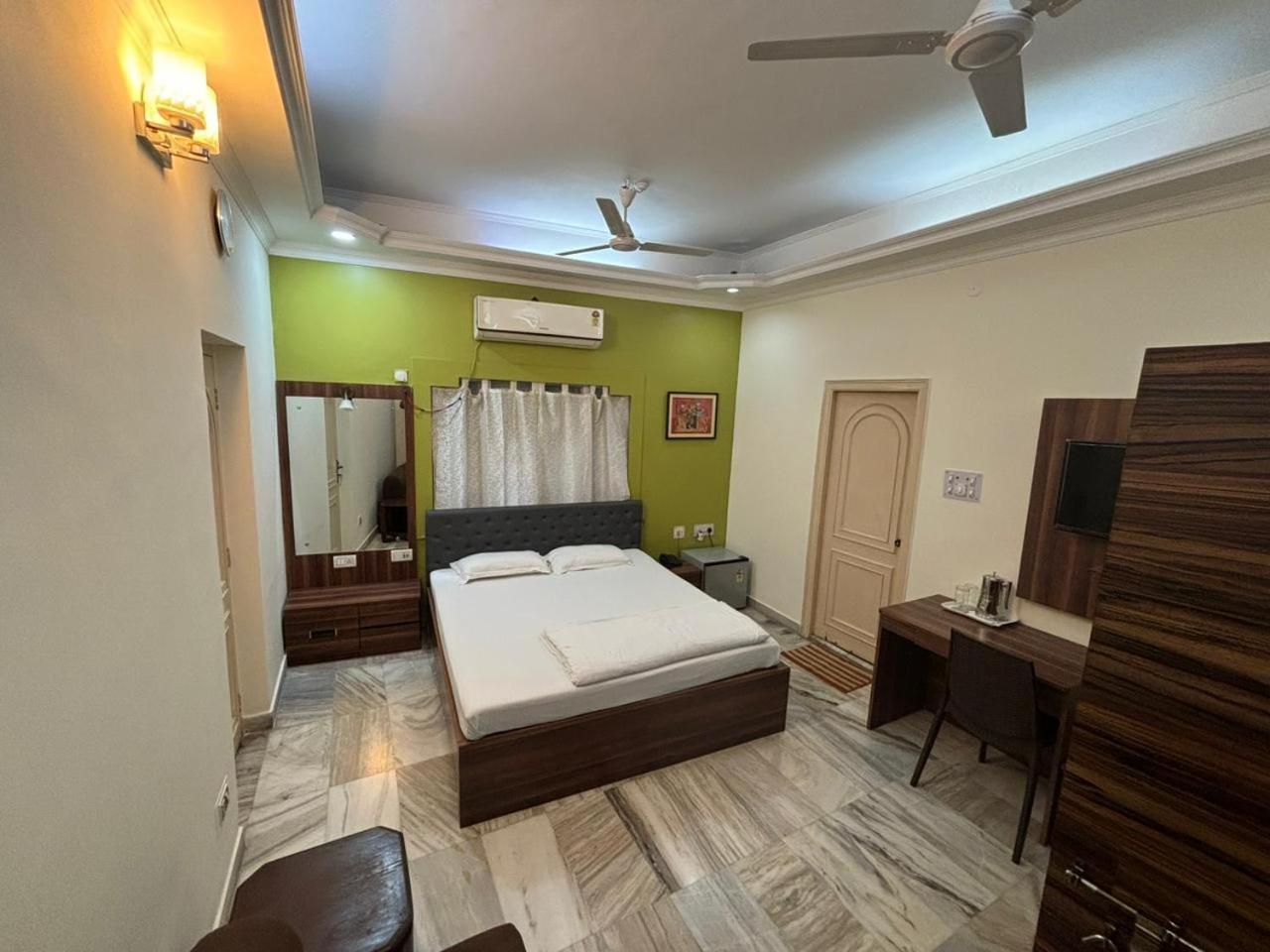 Om Sai Villa Guesthouse Колката Екстериор снимка