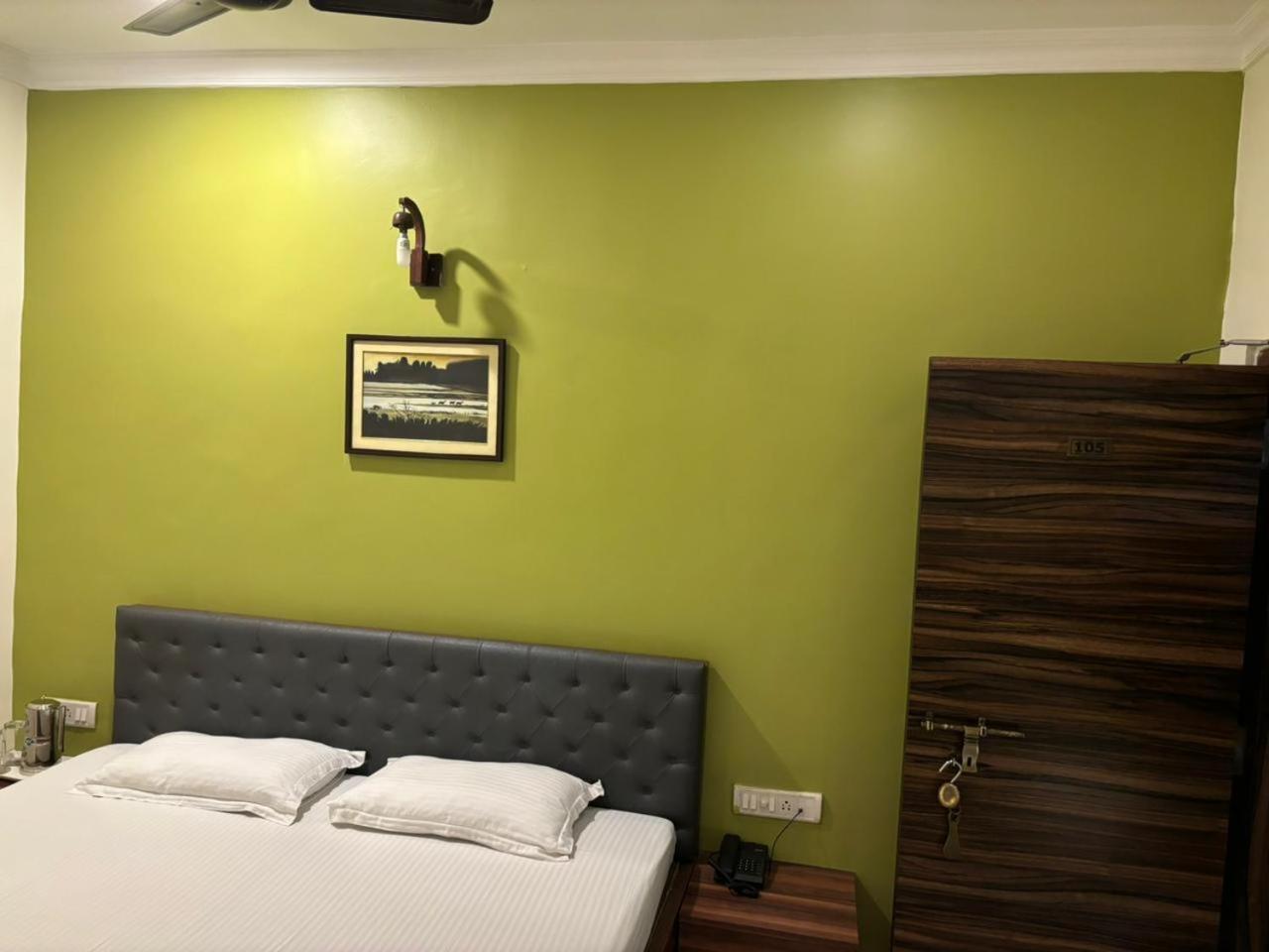 Om Sai Villa Guesthouse Колката Екстериор снимка