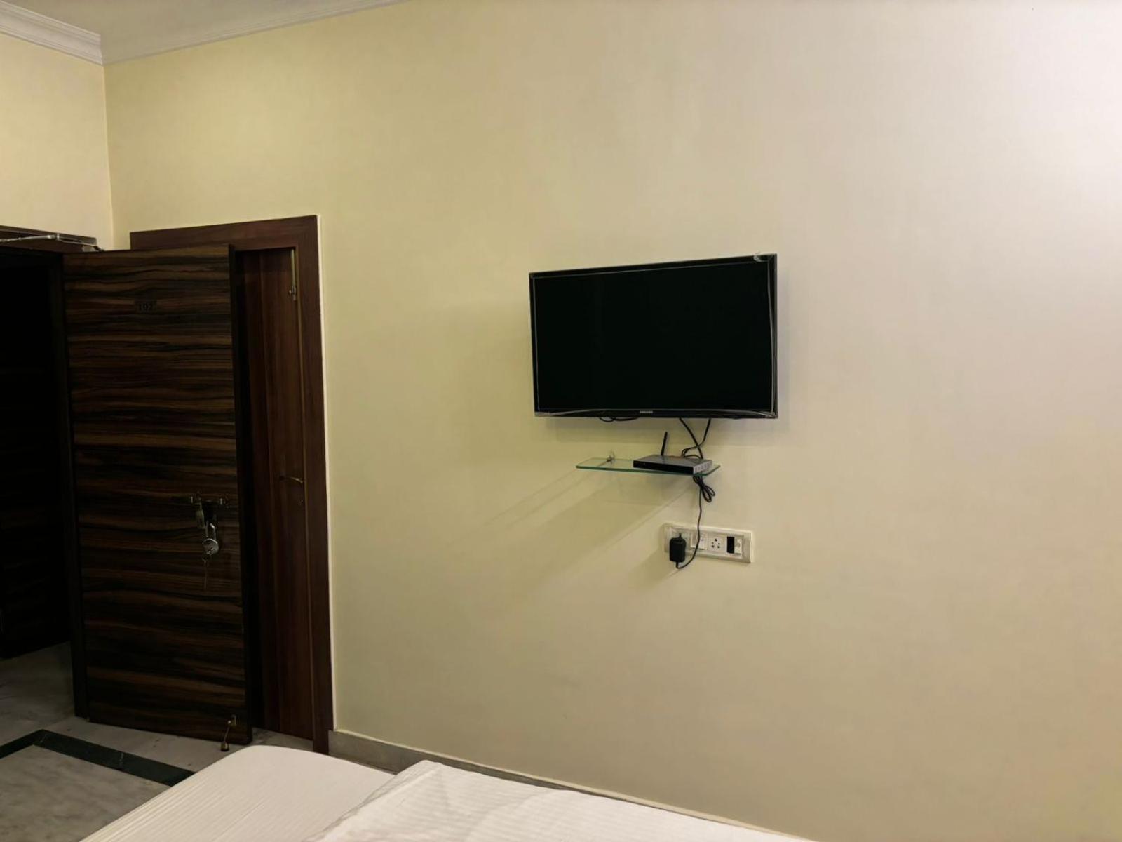 Om Sai Villa Guesthouse Колката Екстериор снимка
