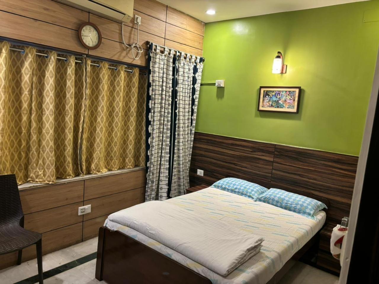Om Sai Villa Guesthouse Колката Екстериор снимка