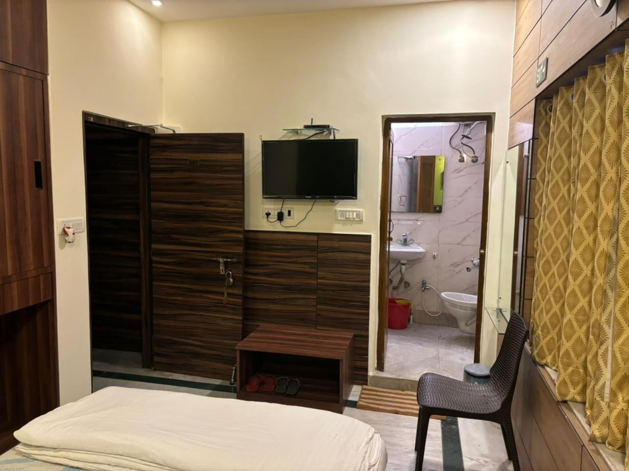 Om Sai Villa Guesthouse Колката Екстериор снимка