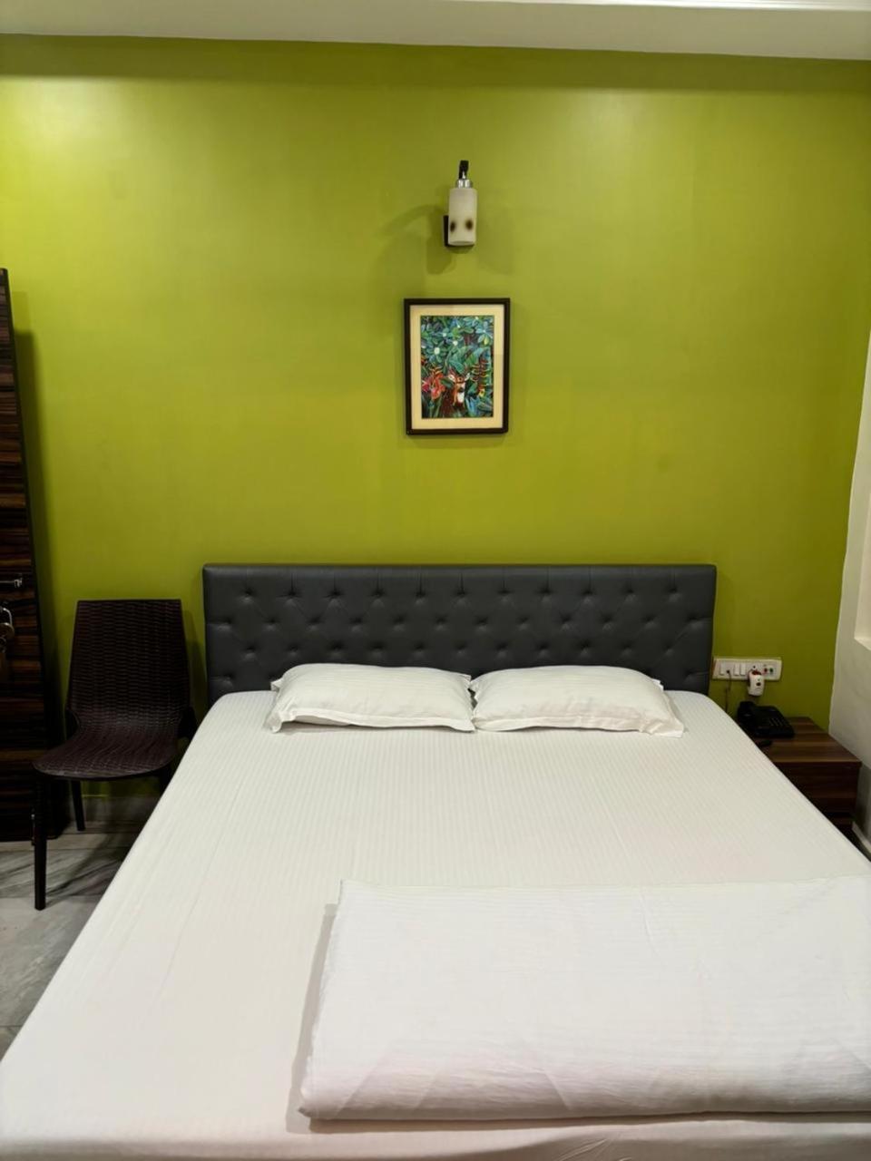 Om Sai Villa Guesthouse Колката Екстериор снимка