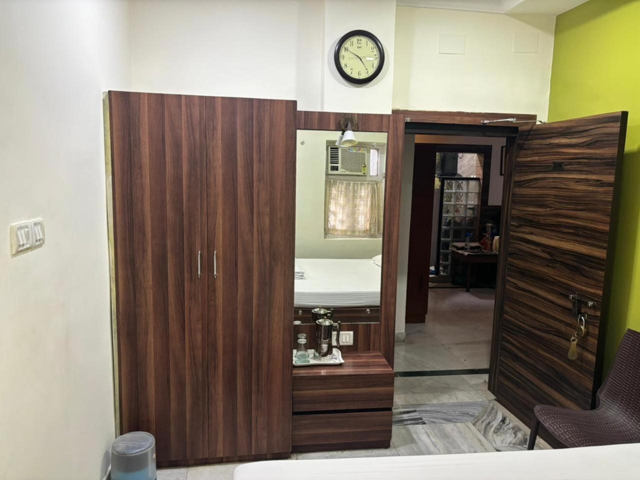 Om Sai Villa Guesthouse Колката Екстериор снимка