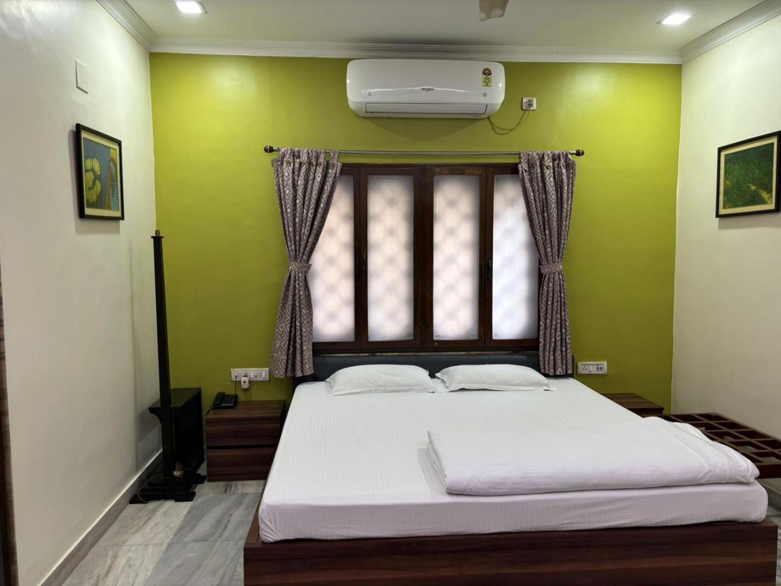 Om Sai Villa Guesthouse Колката Екстериор снимка