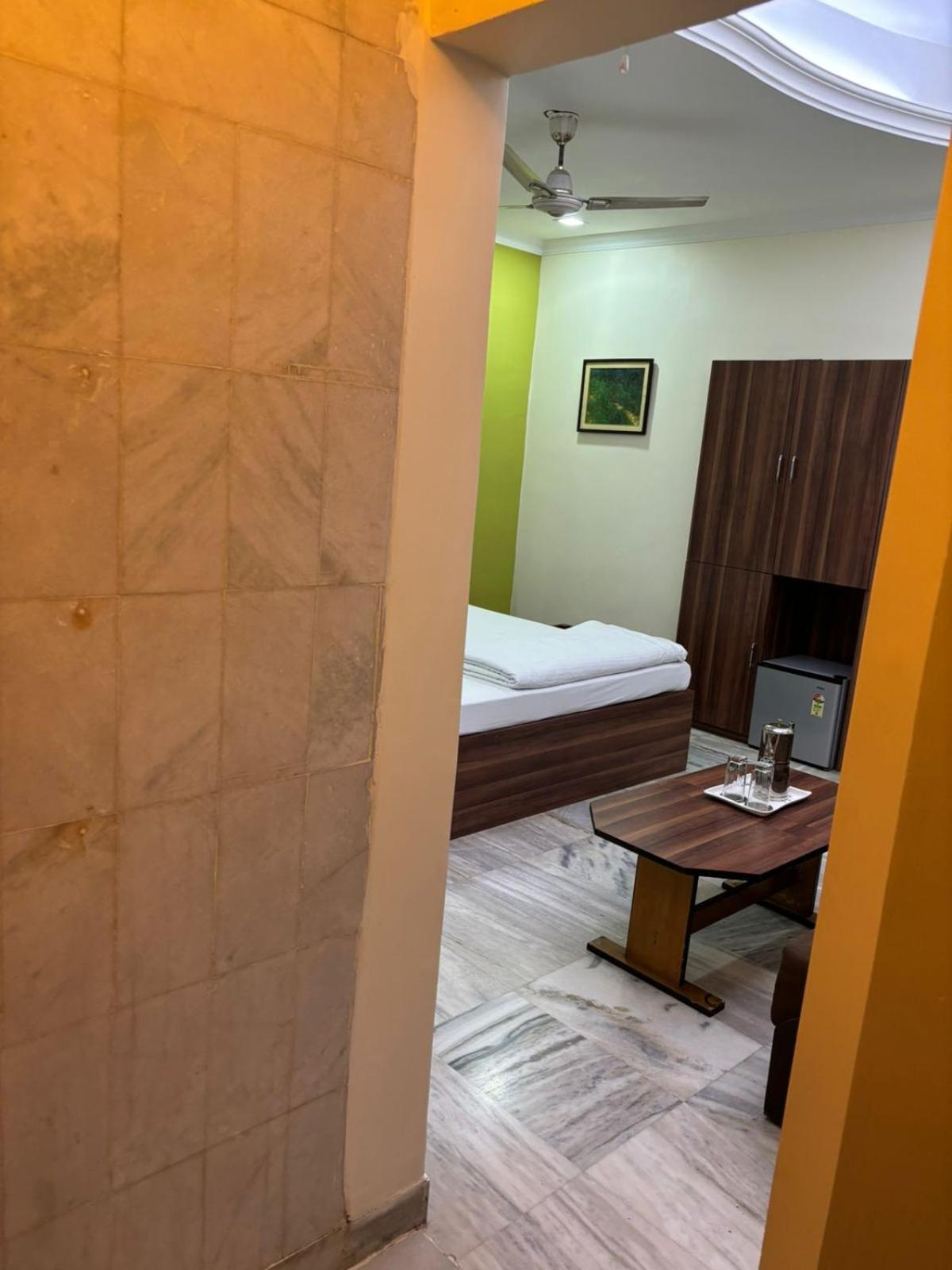 Om Sai Villa Guesthouse Колката Екстериор снимка