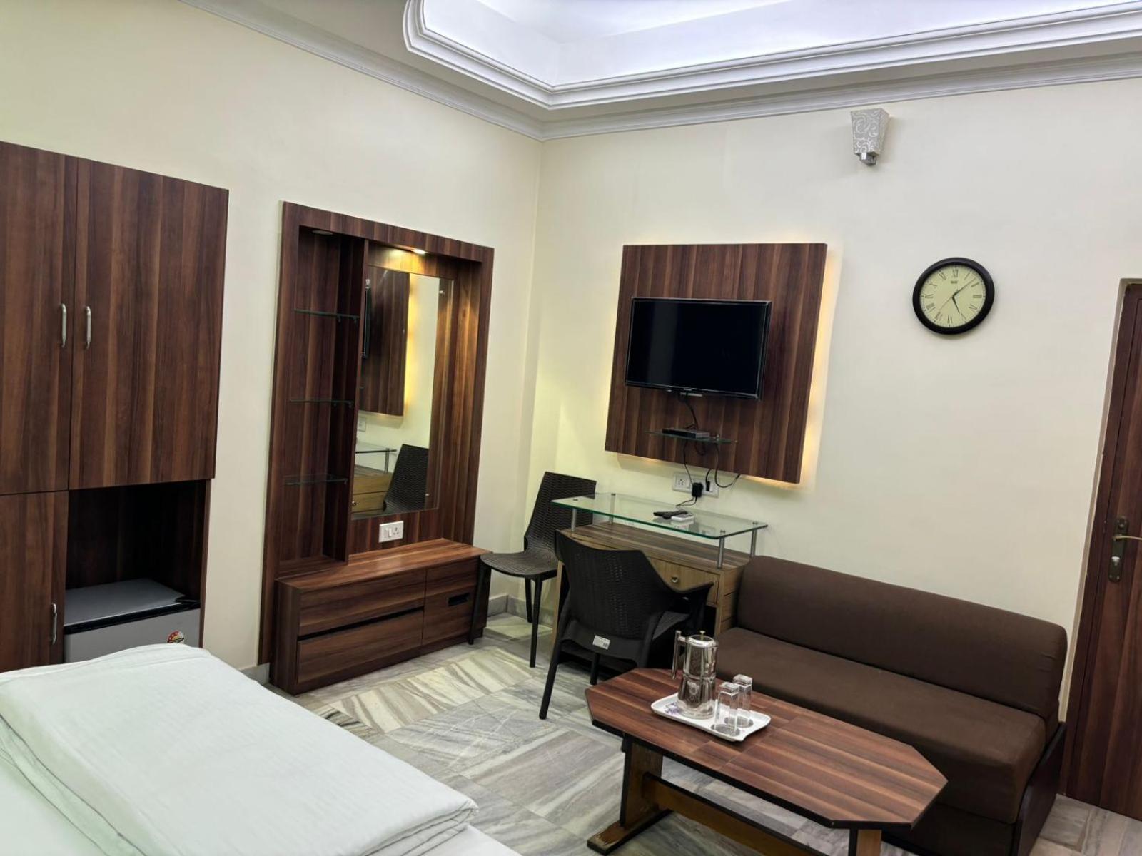 Om Sai Villa Guesthouse Колката Екстериор снимка