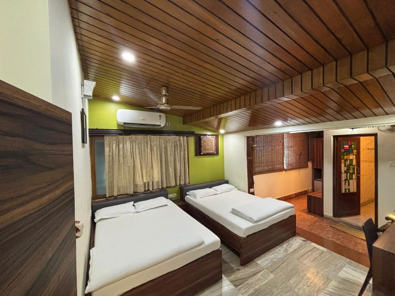 Om Sai Villa Guesthouse Колката Екстериор снимка