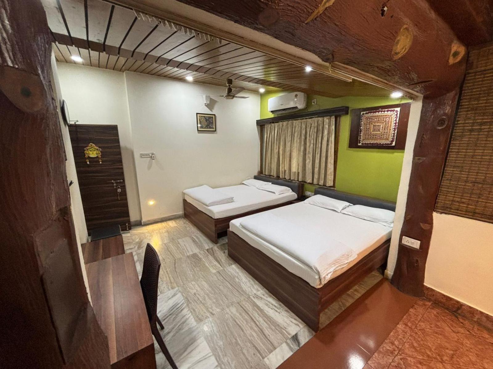 Om Sai Villa Guesthouse Колката Екстериор снимка