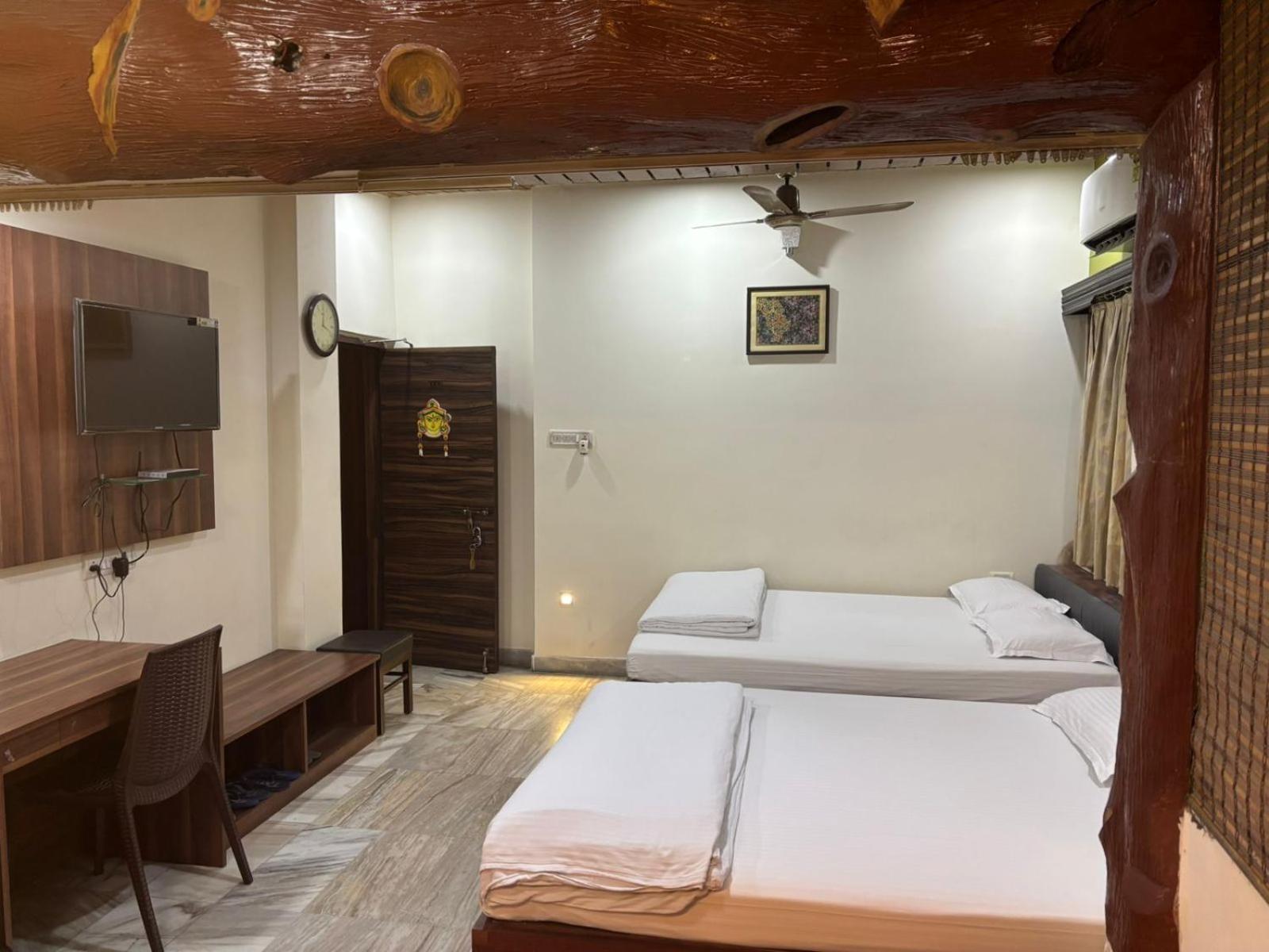 Om Sai Villa Guesthouse Колката Екстериор снимка