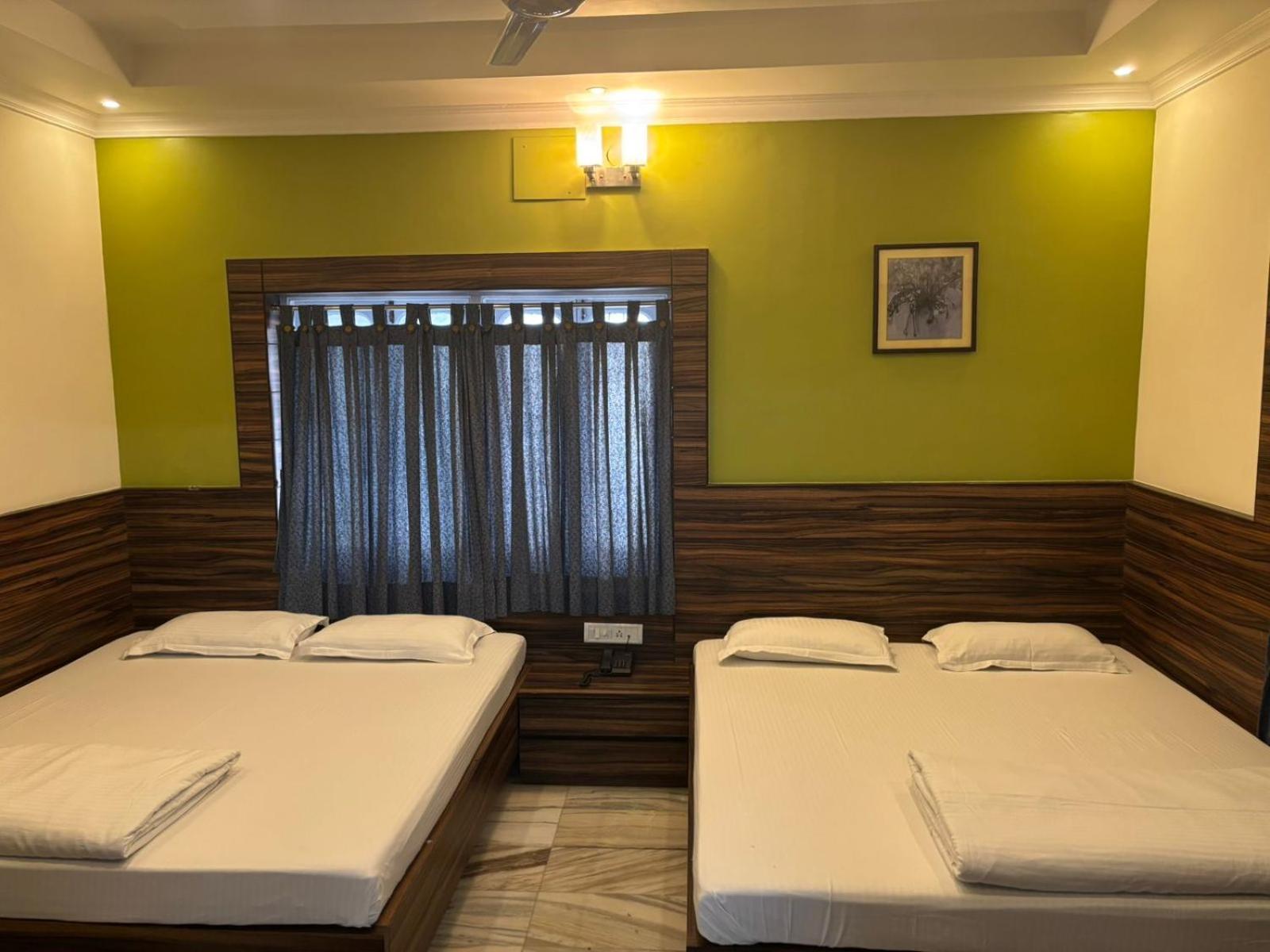 Om Sai Villa Guesthouse Колката Екстериор снимка
