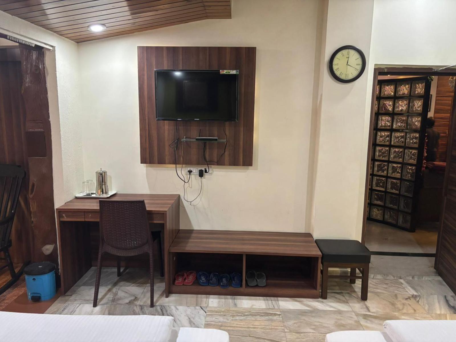 Om Sai Villa Guesthouse Колката Екстериор снимка