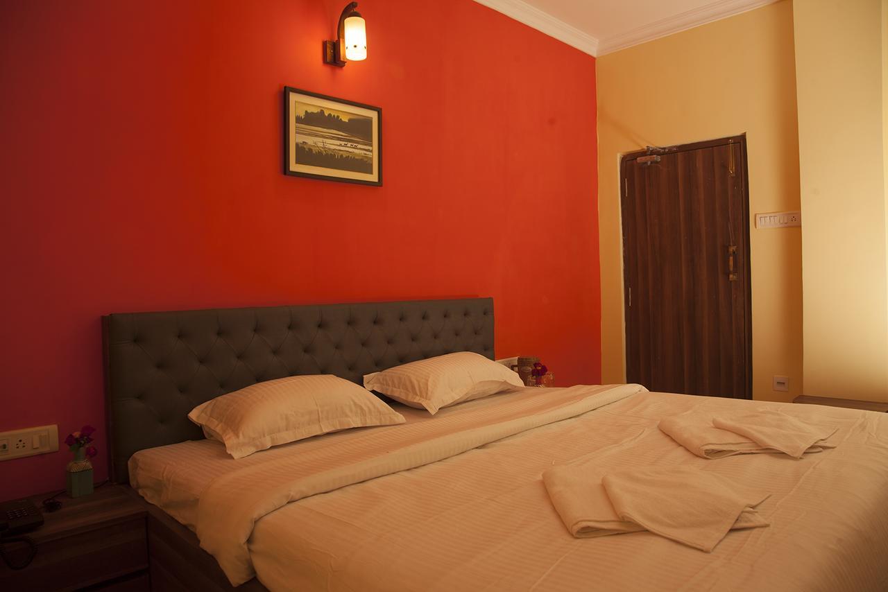 Om Sai Villa Guesthouse Колката Екстериор снимка
