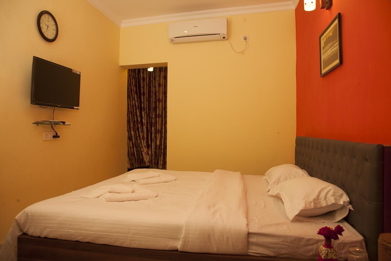 Om Sai Villa Guesthouse Колката Екстериор снимка