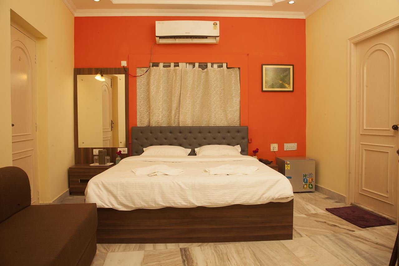 Om Sai Villa Guesthouse Колката Екстериор снимка
