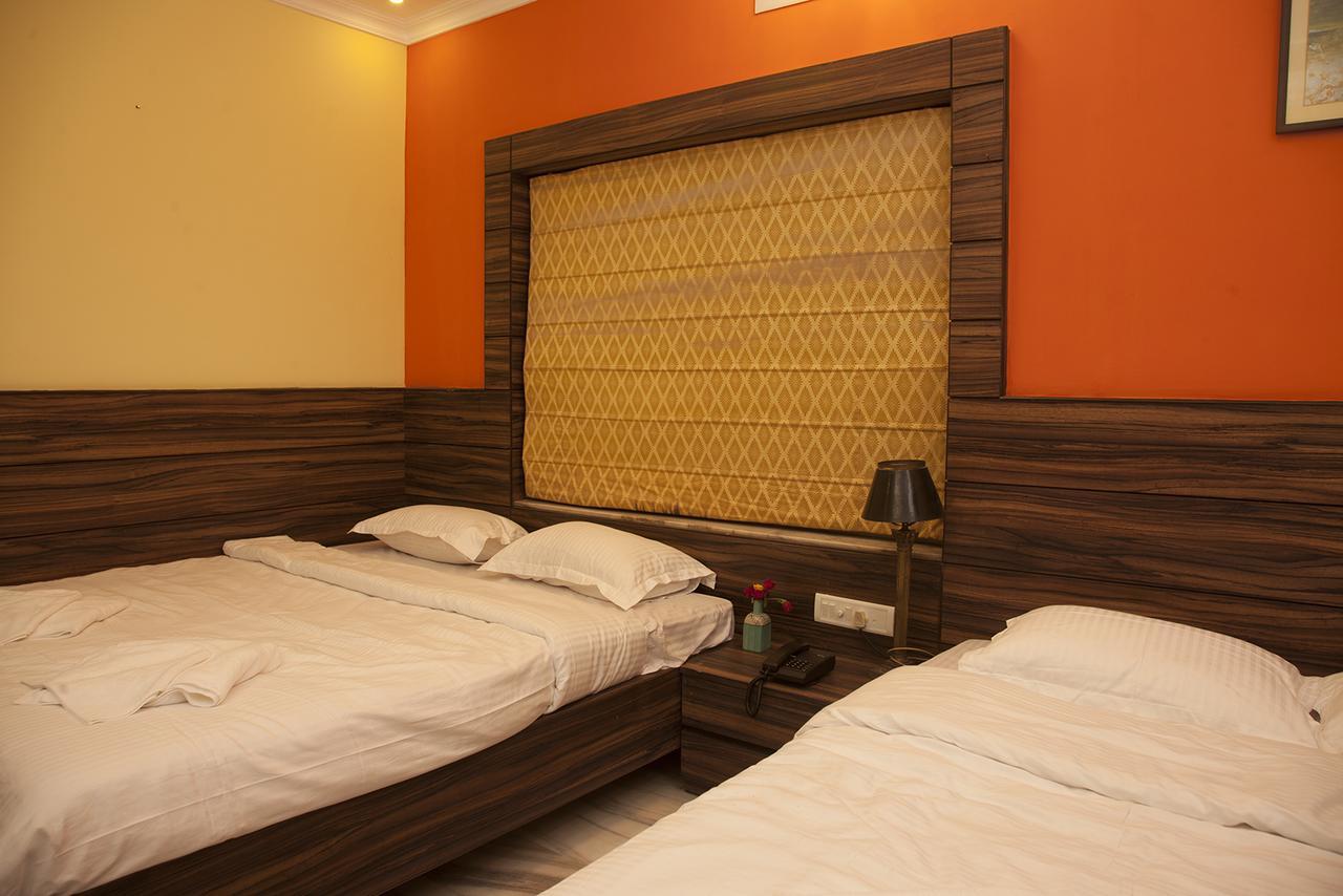 Om Sai Villa Guesthouse Колката Екстериор снимка
