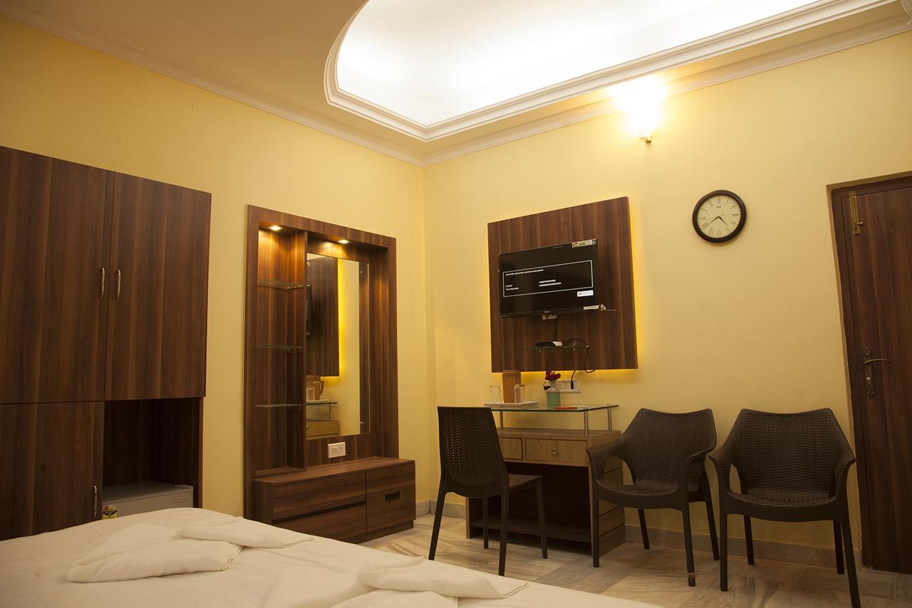 Om Sai Villa Guesthouse Колката Екстериор снимка