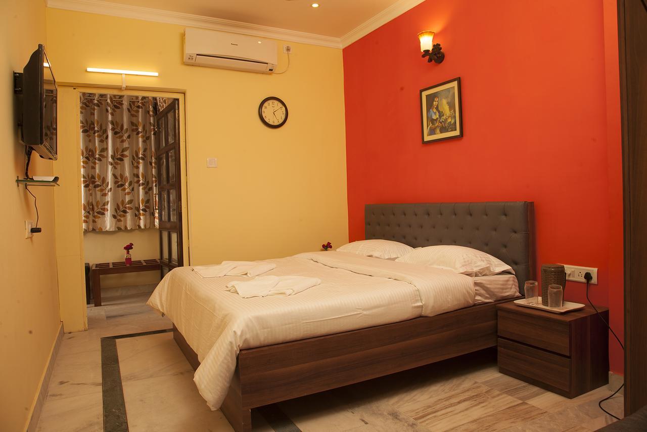 Om Sai Villa Guesthouse Колката Екстериор снимка