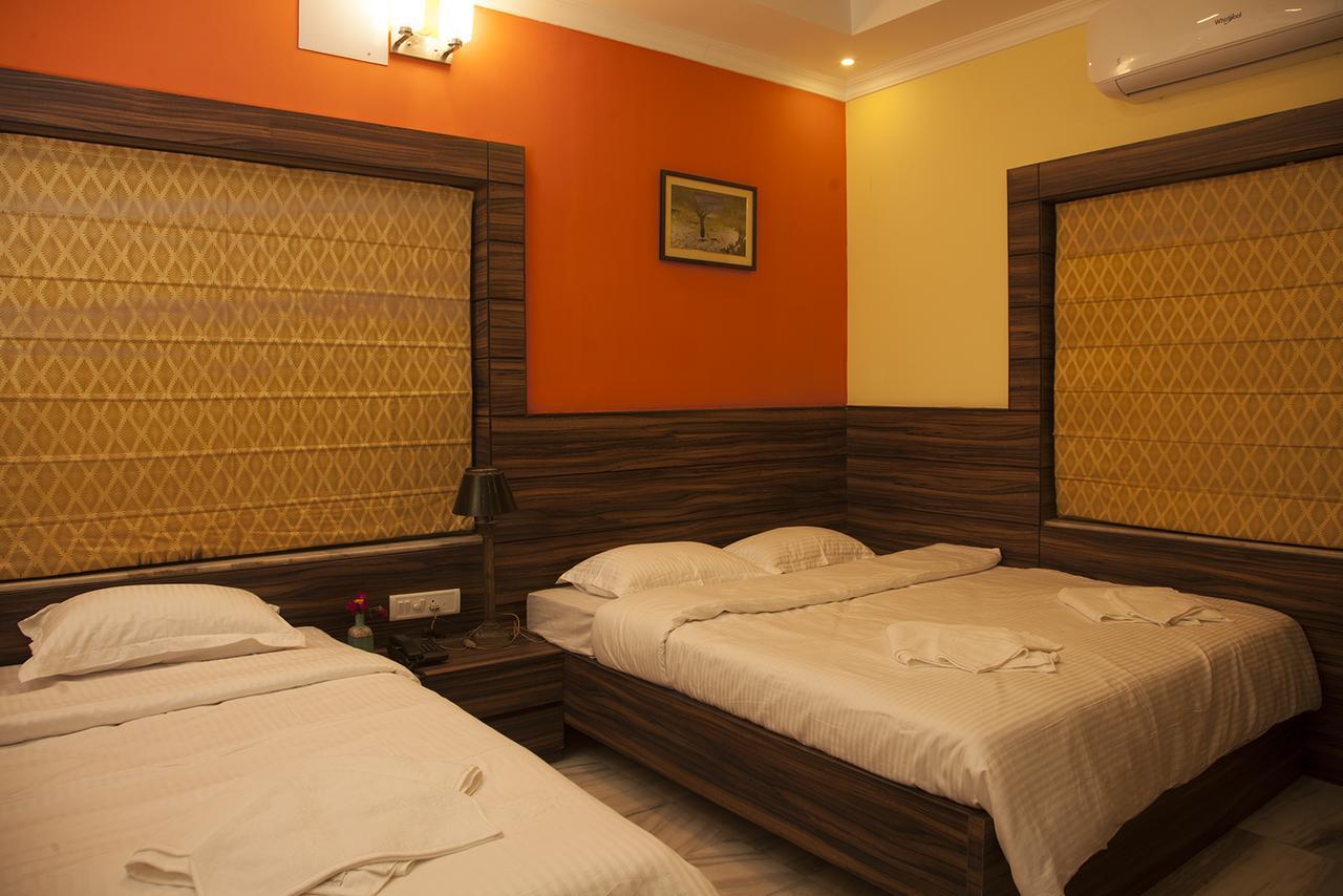Om Sai Villa Guesthouse Колката Екстериор снимка