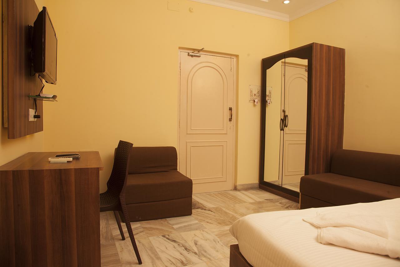 Om Sai Villa Guesthouse Колката Екстериор снимка