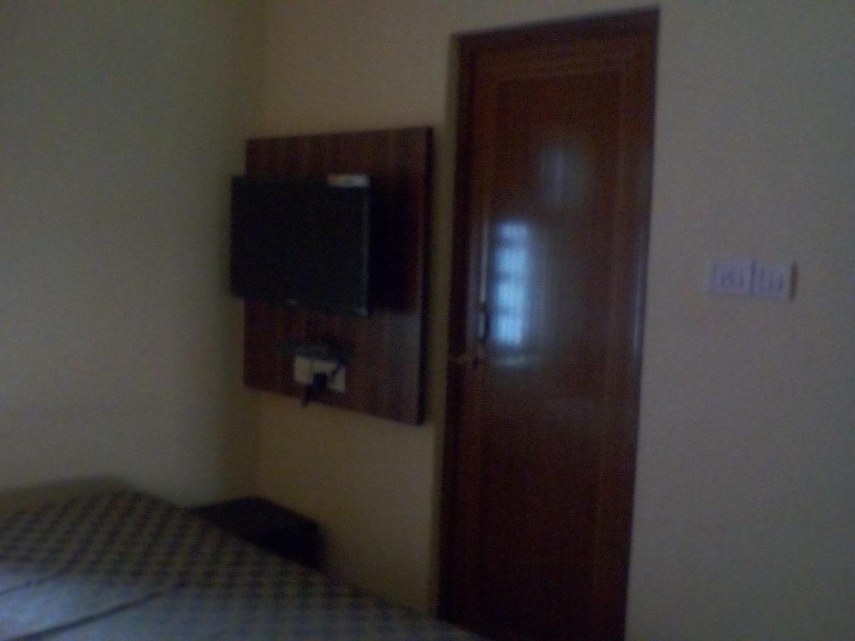Om Sai Villa Guesthouse Колката Екстериор снимка